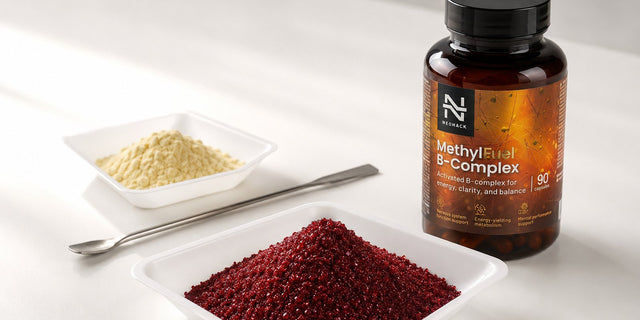 Rubínové kryštály metylkobalamínu a fľaša NEOHACK MethylFuel B-Complex — aktívne formy