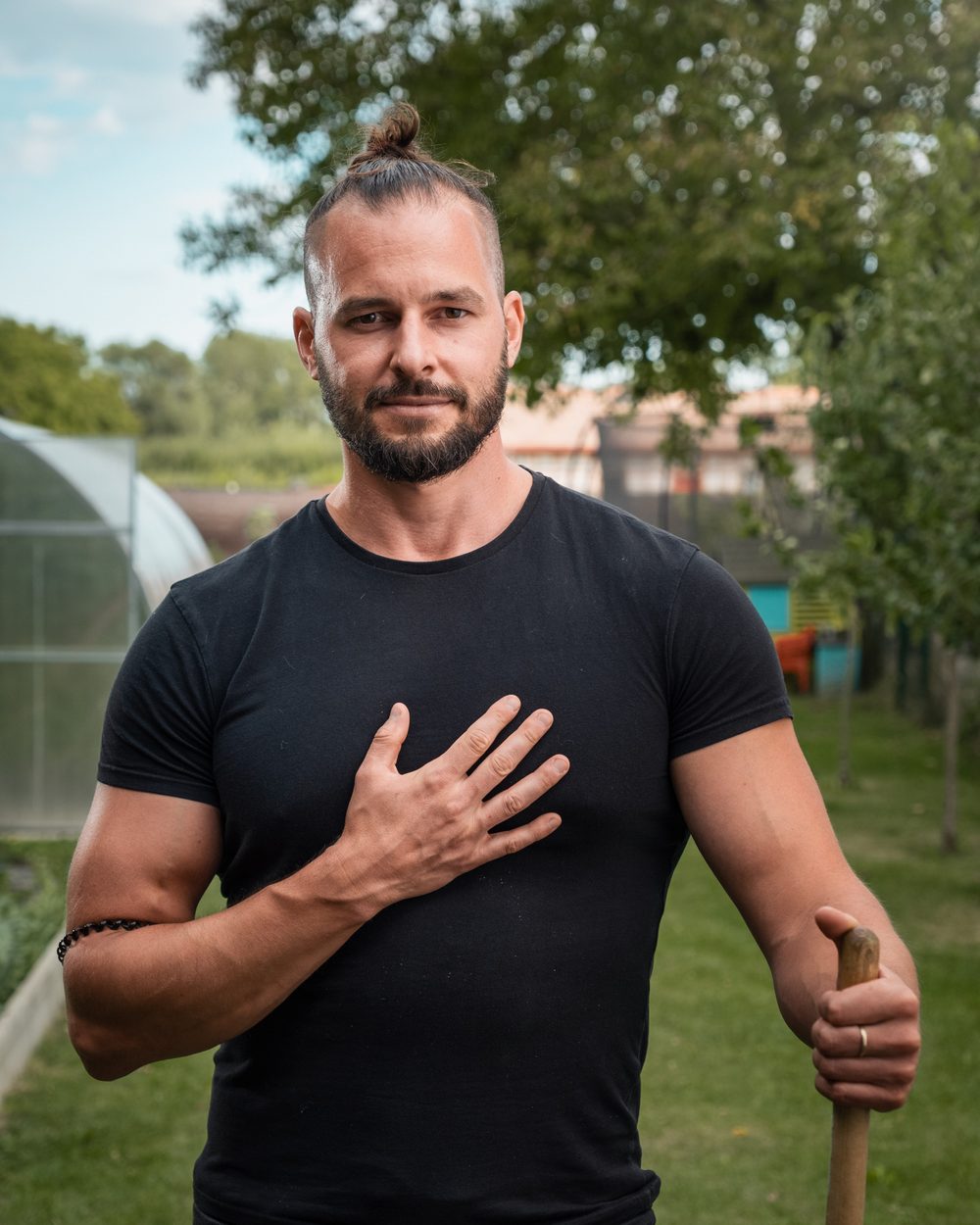 Vlado Roško, zakladateľ NEOHACK, s rukou na srdci